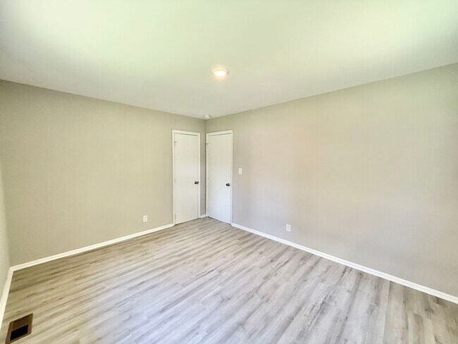 Building Photo - 102 Johnson St