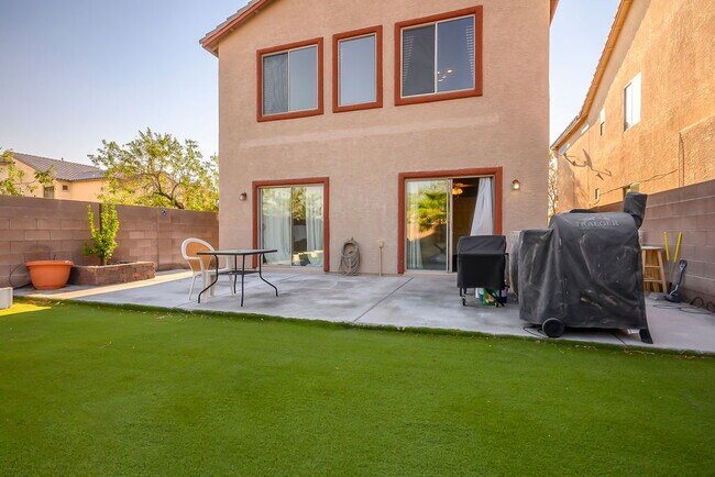 Building Photo - "Spacious 4-Bed Oasis with Outdoor Kitchen & Hardwood Elegance in North Las Vegas!"