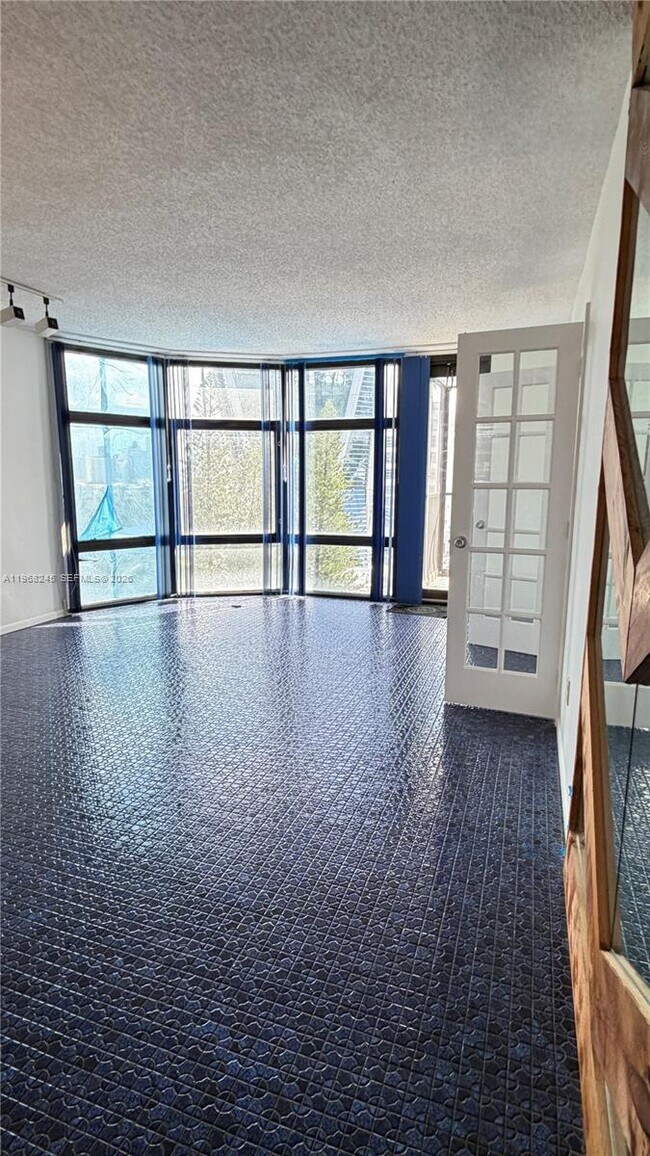 Building Photo - 20100 W Country Club Dr