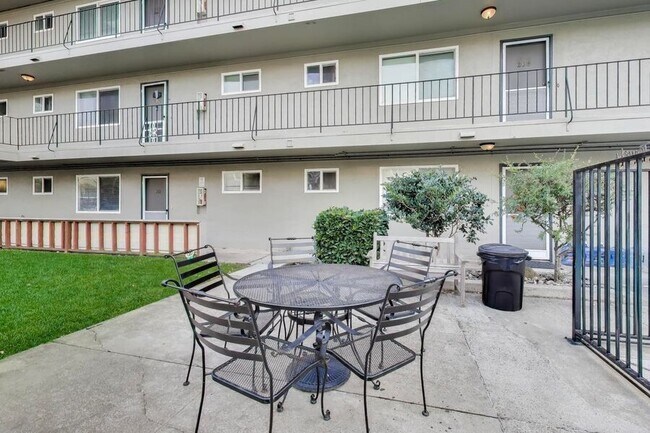 Building Photo - 1707 Shore Line Dr