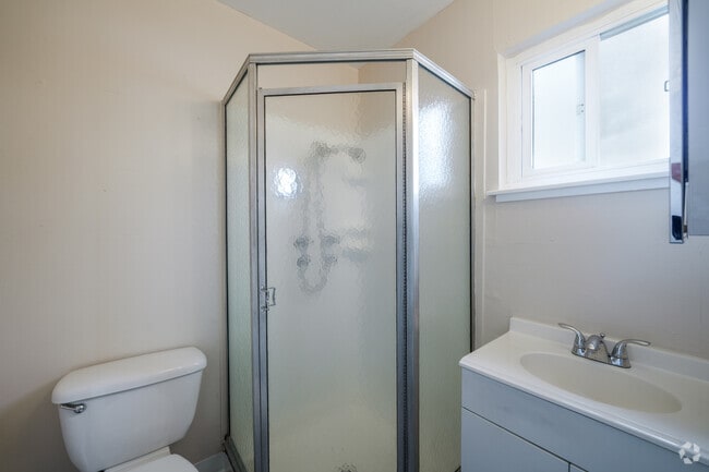 1BR, 1BA - 400SF - Bathroom - Sandpiper Apartments
