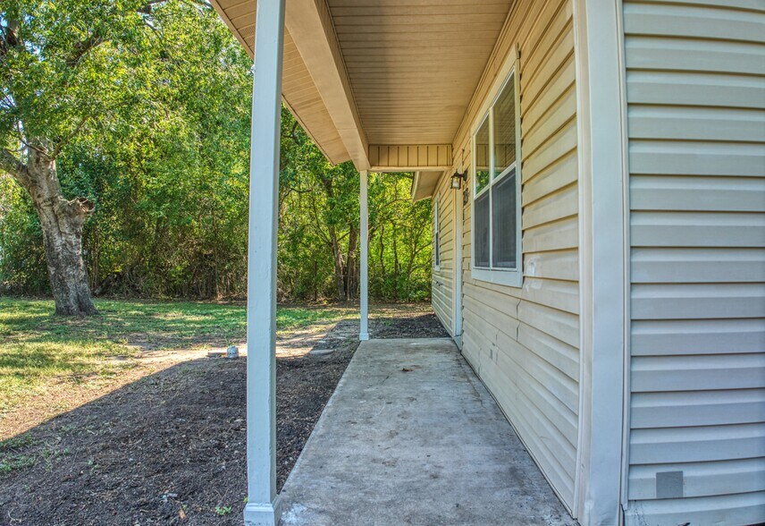 Building Photo - 213 Tyler Ave