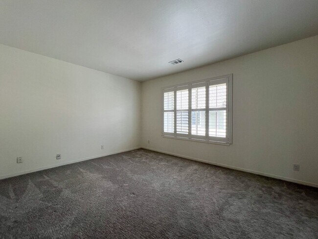 Building Photo - Beautifully Remodeled St. Helena Townhome with Pool Access & 2-Car Garage