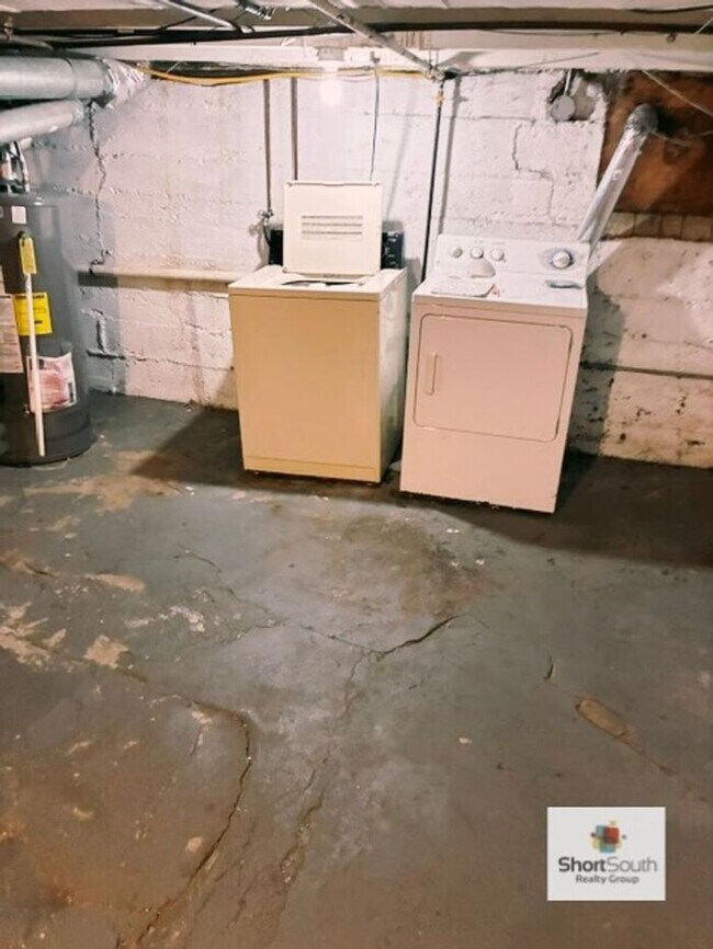 Building Photo - Updated 2 bed 1 bath townhome