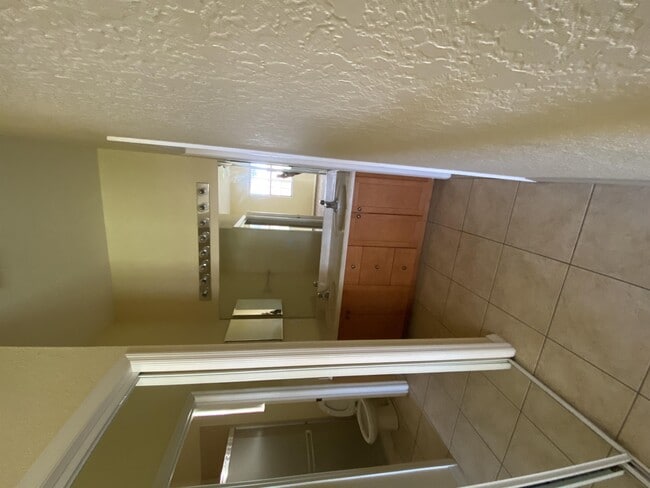 Building Photo - 404 Cinnamon Dr