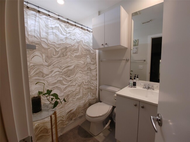 Building Photo - 913 Saulnier St