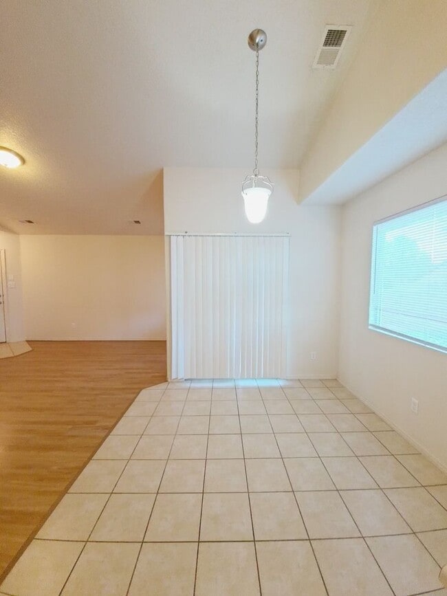 Building Photo - MOVE IN SPECIAL! 1/2 off 2nd months rent! Cute 3 bed, 2 bath home in Huning Ranch