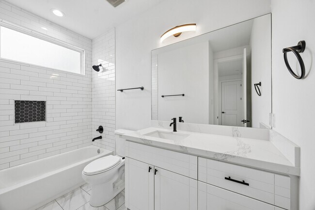 Building Photo - 424 Sikes St
