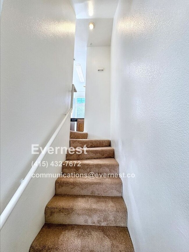 Building Photo - Lovely 2-Bedroom Townhome: Comfort and Con...