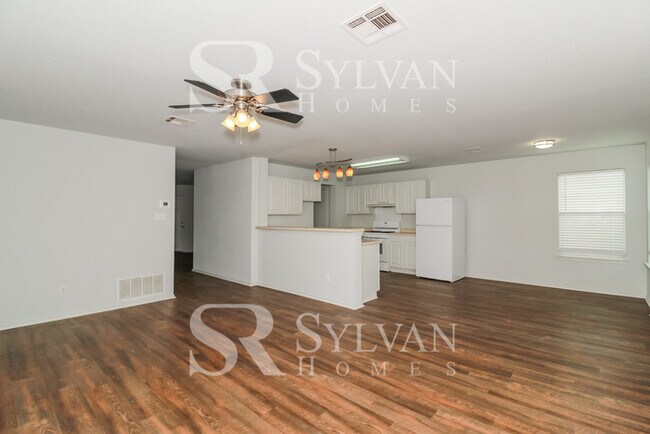 Building Photo - Prepare to fall in love with this 3 bedroom, 2 bathroom home