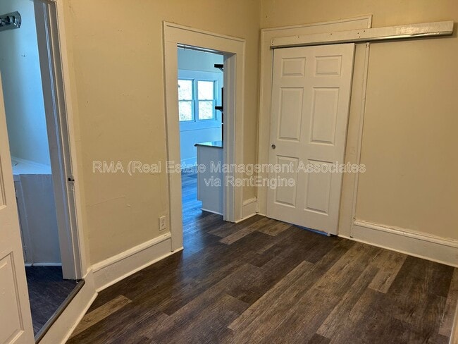 Building Photo - 631 W Poplar St