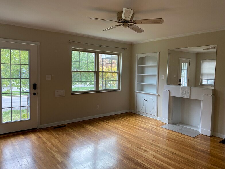 Living Room - 1040 Northwest Blvd