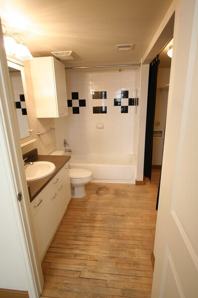 Building Photo - 100 Broadway Blvd NE