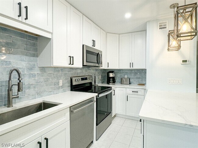 Building Photo - 788 Park Shore Dr