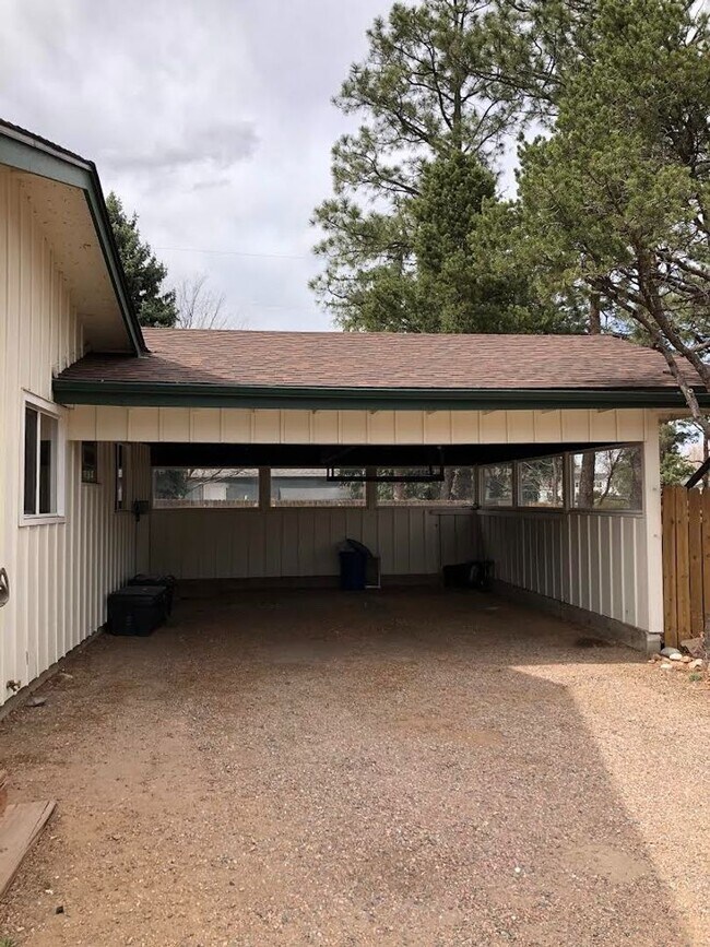 Building Photo - Charming 4 Bd, 2 Ba, Ranch Home in D-12 School District, close to Downtown, Trails and Ft. Carson