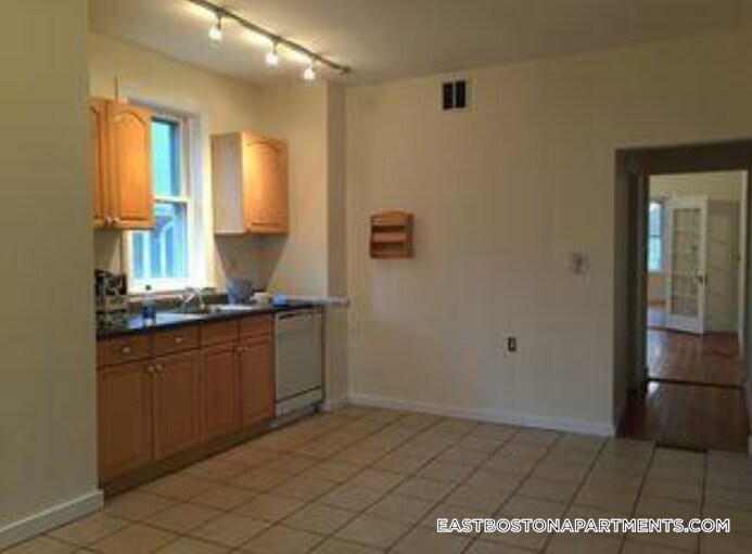 Building Photo - 756 Saratoga St