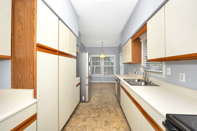 Building Photo - Barnes - 324 Iverness Drive