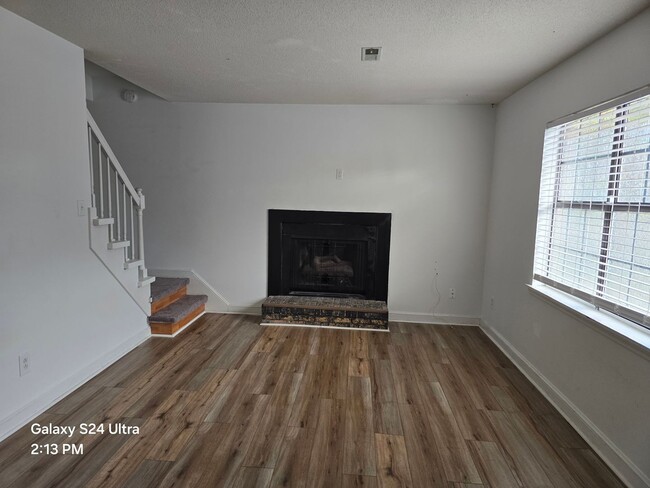 Building Photo - 3 Bedroom, 1.5 Bath Townhome - Price reduc...