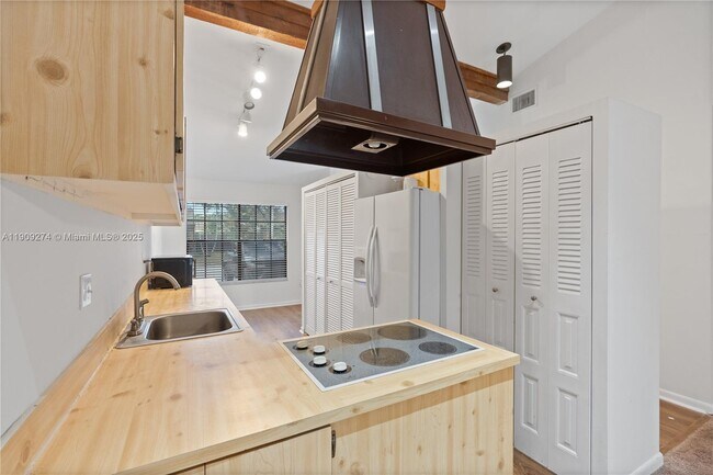 Building Photo - 2331 Dogwood Ct