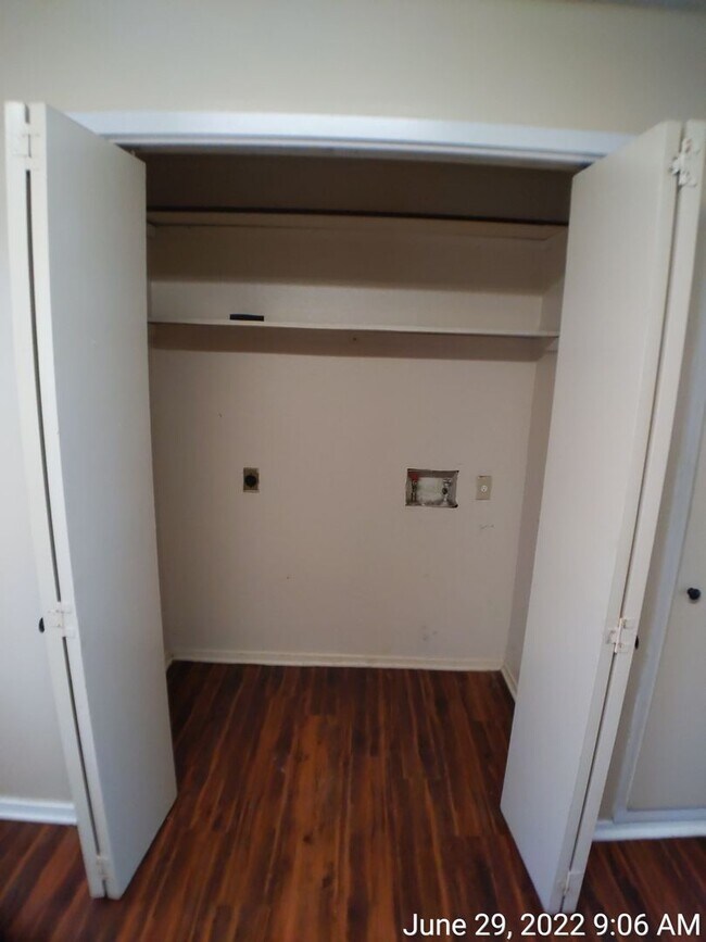Building Photo - Apartment
