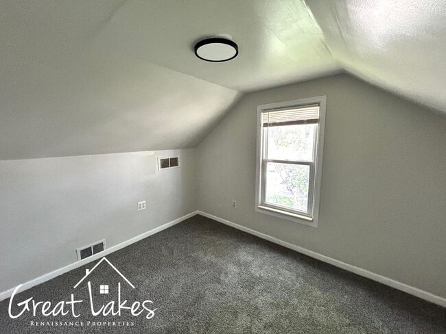 Building Photo - Stunning 3 Bedroom 1 Bathroom now availabl...