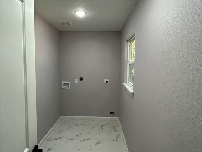 Building Photo - 21057 Live Oak St