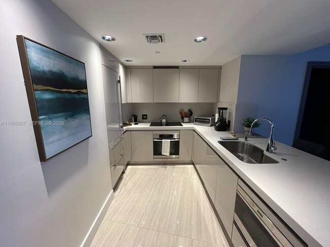 Building Photo - 200 Biscayne Blvd Way