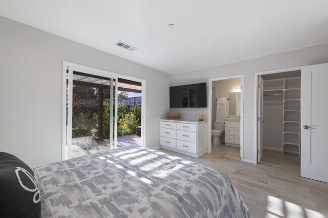 Building Photo - Three bedroom, Two bath, Single level home.