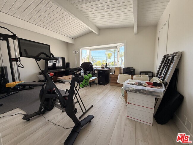 Building Photo - 200 Larsson St