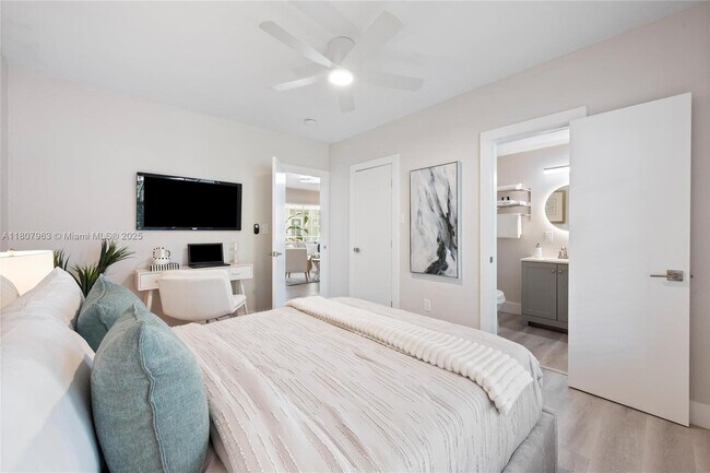 Building Photo - 2416 Flamingo Dr
