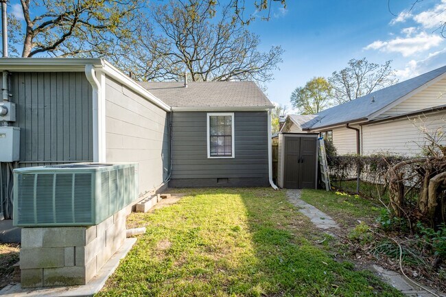 Building Photo - Updated 3-Bedroom Home with Fully Equipped Kitchen & Washer/Dryer in Great Neighborhood!