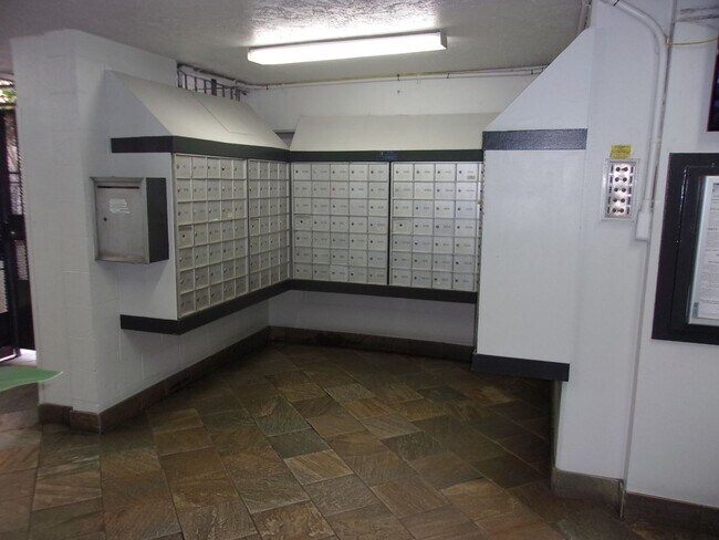 Building Photo - C0386 - ALA WAI TOWNHOUSE