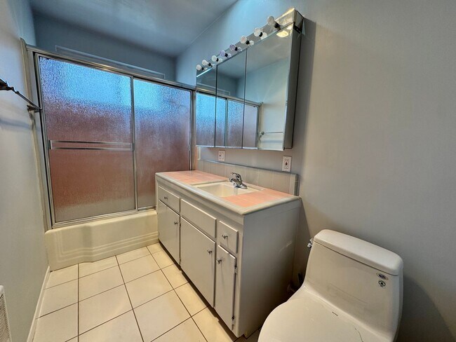 Building Photo - Great Santa Monica Location! Walking Dista...