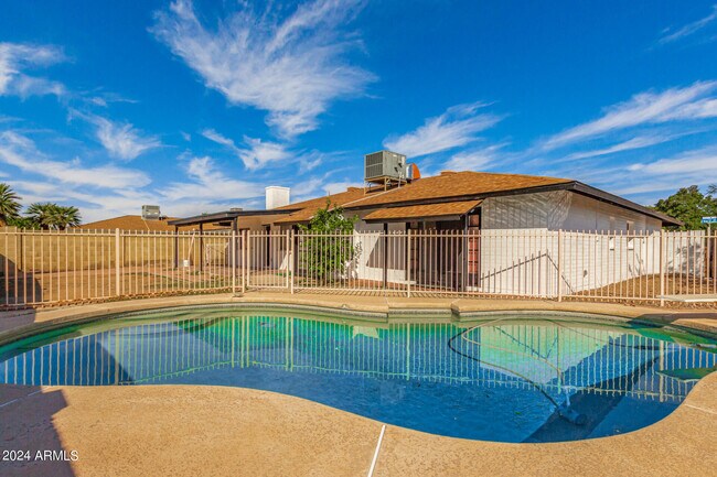 Building Photo - 1835 E Yale Dr