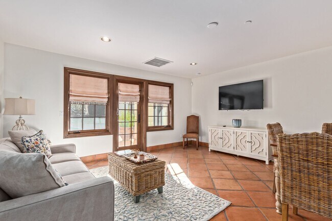 Building Photo - MUST SEE!!! FULLY-FURNISHED LUXURIOUS 6 Be...