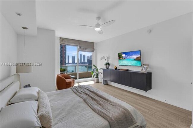 Building Photo - 3340 NE 190th St