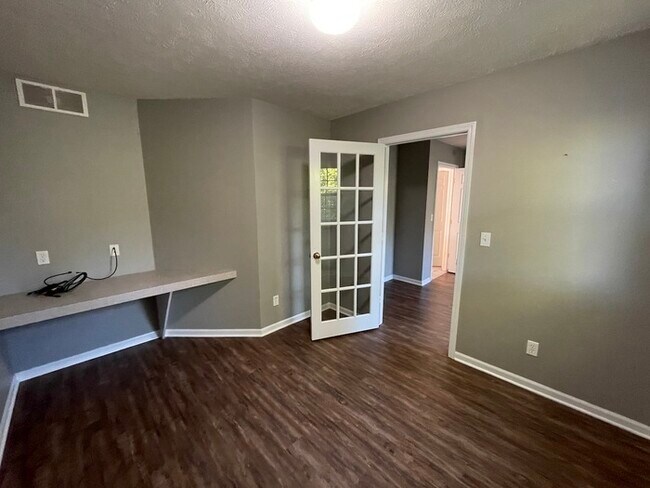 Building Photo - Forest Hills Condo 2 Bedroom  Clements Mill