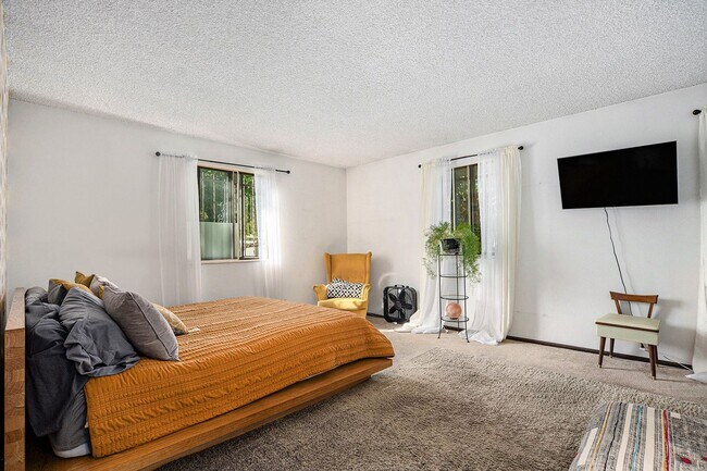 Building Photo - 4 bed/3 bath very spacious, fully furnishe...