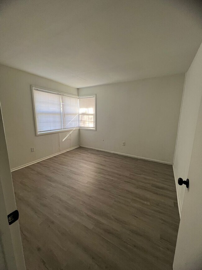 Building Photo - 2 BED 1 BATH READY TO RENT IN PLANT CITY!