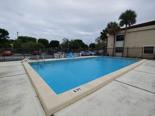 Building Photo - 690 W Park Dr