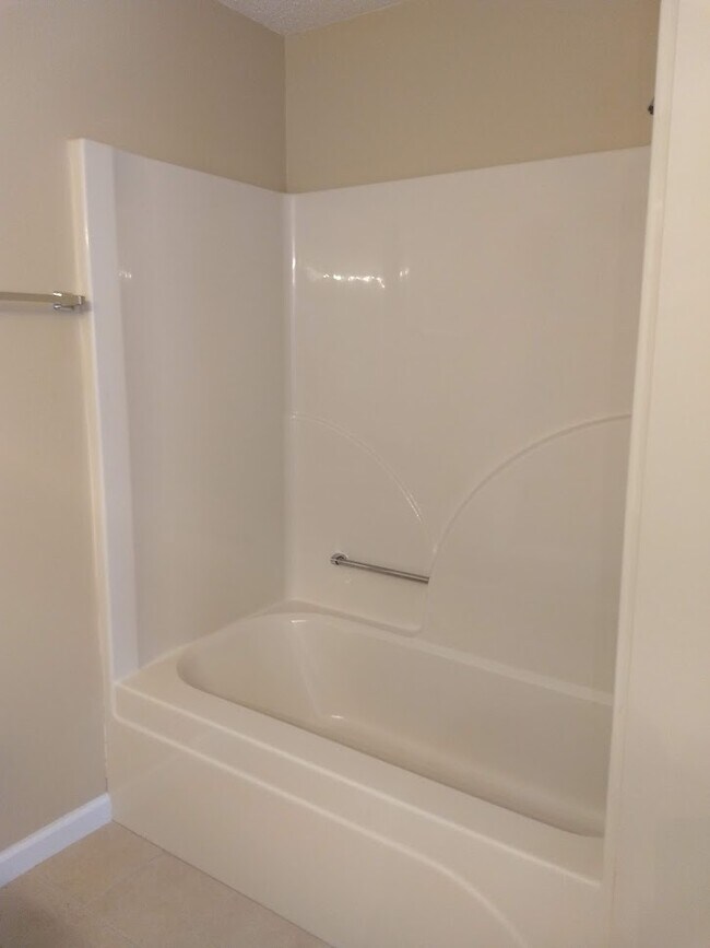 Building Photo - 98 Russell Ln