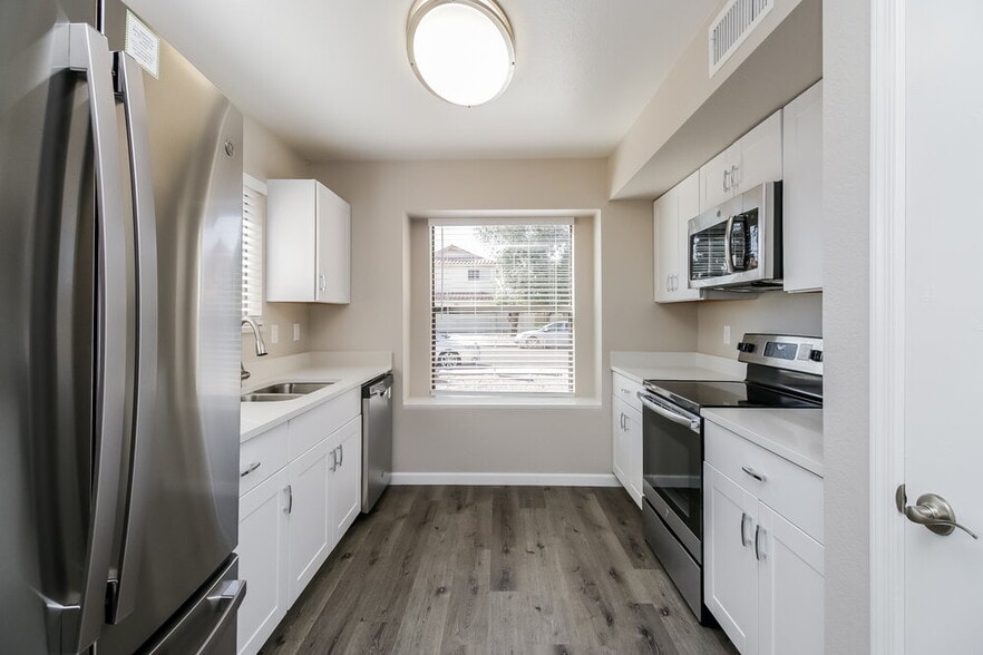 Building Photo - 4550 E Harmony Ave