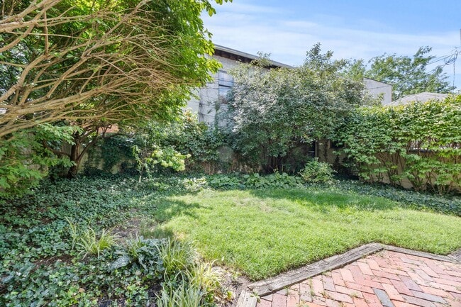 Building Photo - Beautiful German Village Home with Parking and Outdoor Space