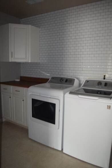 Building Photo - 8549 Hawthorn Hill