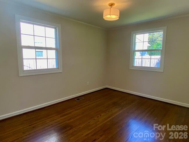 Building Photo - 5300 Buckingham Dr