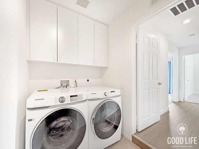 Building Photo - Modern comfort meets coastal living in thi...