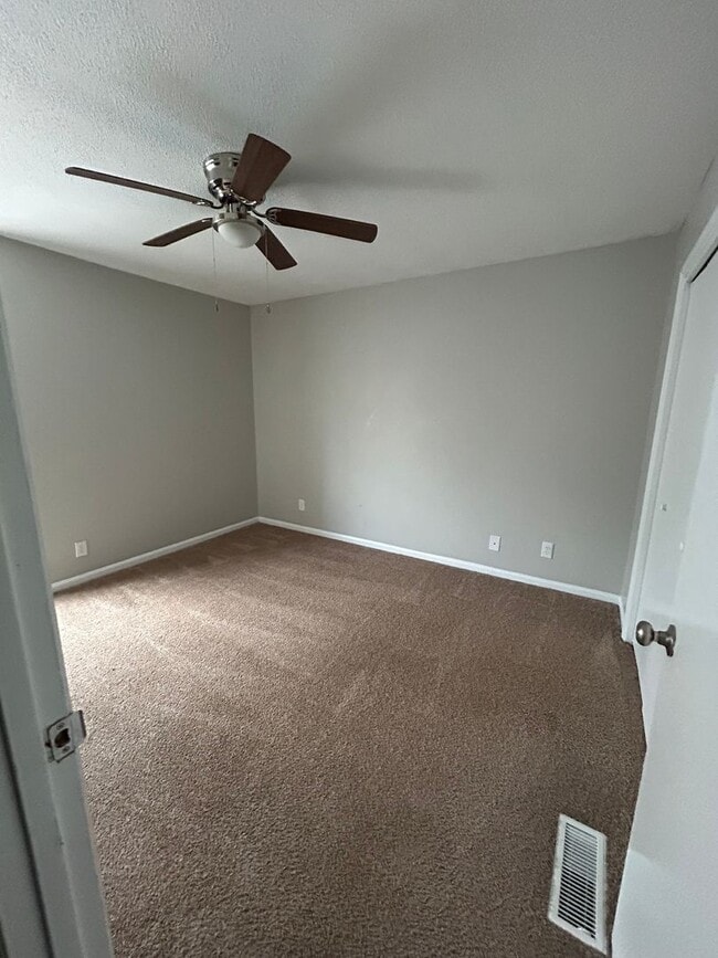 Building Photo - Great townhouse available!!!!!