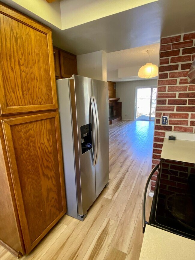 Building Photo - Sunlit and Stylish 3 Bedroom Townhouse by Wonderland Lake