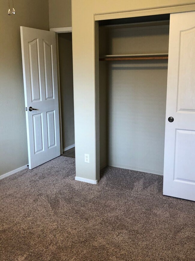 Building Photo - Four Bedroom Home w/3 Car Garage in Prescott