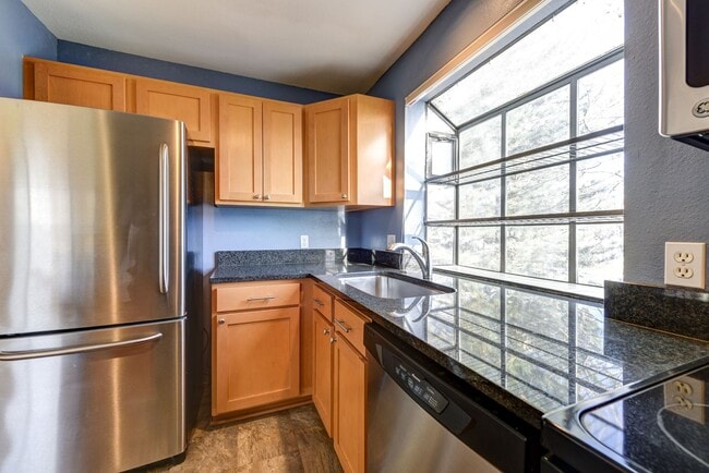 Building Photo - 2 Bedroom 2 Bath End Unit Condo with covered parking!